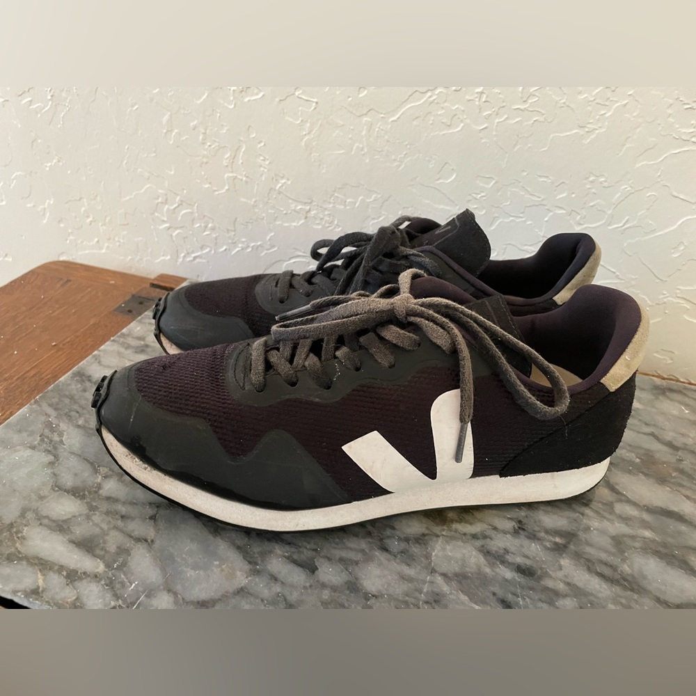 Veja Men’s SDU B-MESH BLACK WHITE shoes. 11.5. GUC.